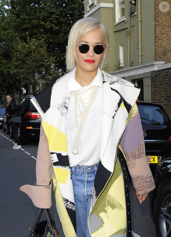 Rita Ora sort d'un studio à Londres, le 13 août 2014.