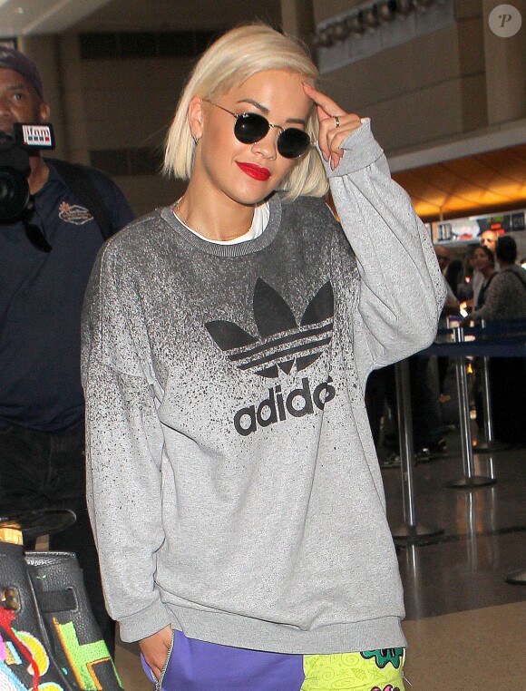 Rita Ora prend un vol à l'aéroport de Los Angeles, le 12 août 2014.