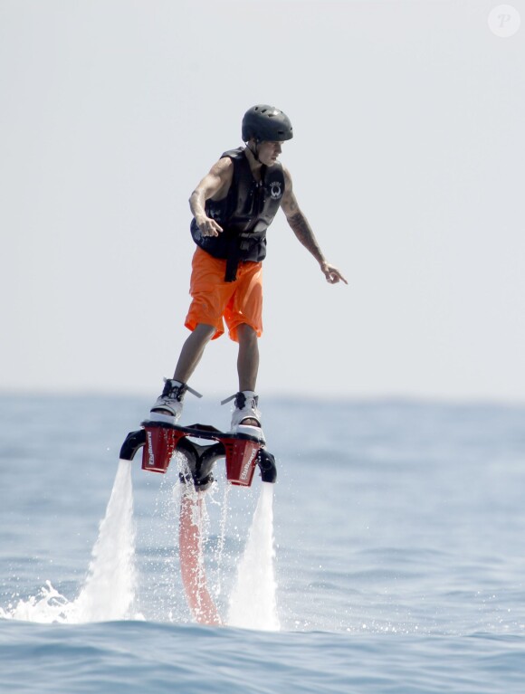 Exclusif -  Justin Bieber fait de l'hydrojet pendant ses vacances à Ibiza, le 3 août 2014.