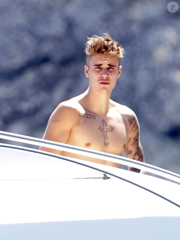 Exclusif - Justin Bieber fait de l'hydrojet pendant ses vacances à Ibiza, le 3 août 2014.