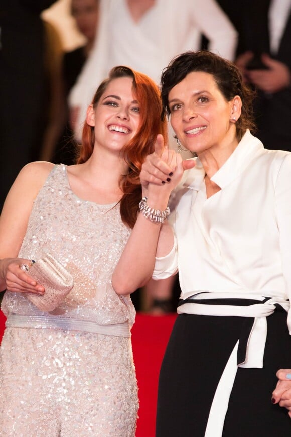 Kristen Stewart et Juliette Binoche - Descente des marches du film "Sils Maria" lors du 67e Festival du film de Cannes le 23 mai 2014