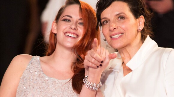 Juliette Binoche, sa scène nue avec Kristen Stewart : 'Il faut savoir s'oublier'