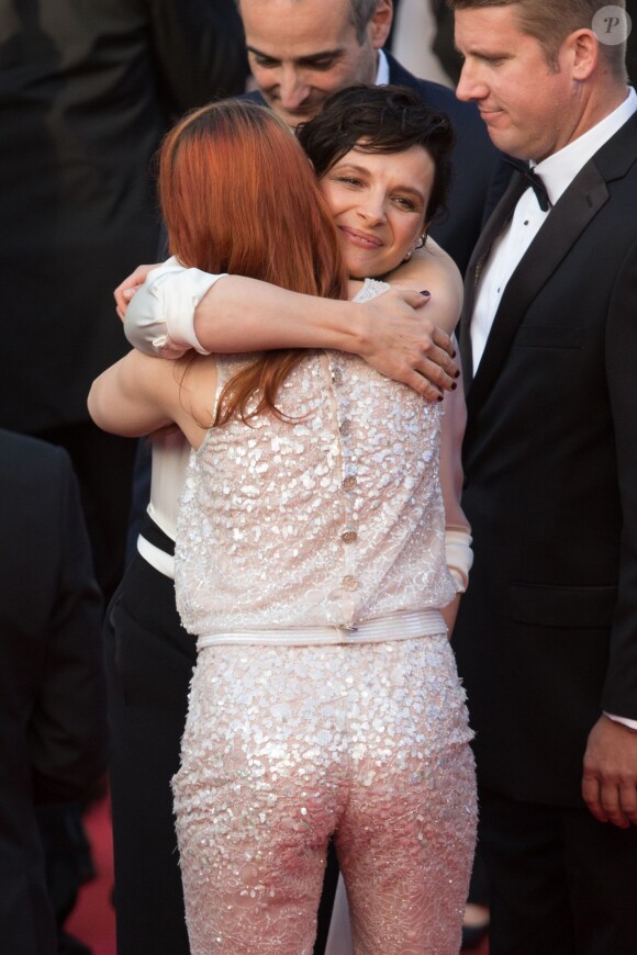 Juliette Binoche et Kristen Stewart - Montée des marches du film "Sils Maria" lors du 67e Festival du film de Cannes le 23 mai 2014