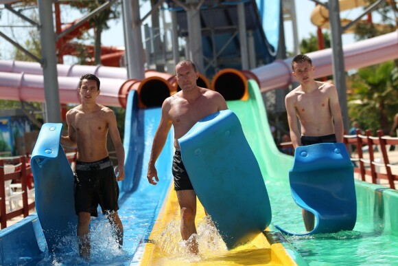 Exclusif - Pascal Soetens (Pascal le grand frère) à l'aquasplash du Marineland avec ses fils Luca et Enzo à Antibes, le 9 août 2014.