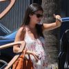 Rachel Bilson, enceinte, va rendre visite à sa mère à Los Angeles, le 17 août 2014. L'actrice est ensuite allée acheter un fauteuil à bascule.