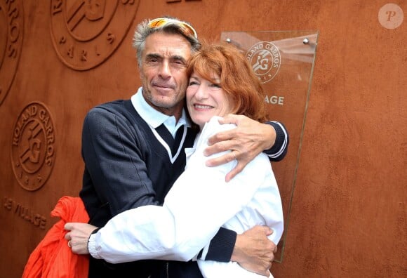 Gérard Holtz et sa femme Muriel Mayette au tournoi de Roland-Garros à Paris, le 29 mai 2014.