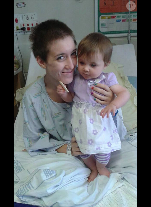 Vivian Waller - ici avec sa fille Sophie -, une Néo-Zélandaise atteinte de trois cancers en phase terminale, a lancé une page Facebook pour raconter son histoire, diffuser quelques photos et des messages d'espoir.