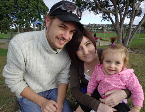 Vivian Waller - avec son mari et sa fille Sophie - est une Néo-Zélandaise atteinte de trois cancers en phase terminale, a lancé une page Facebook pour raconter son histoire, diffuser quelques photos et des messages d'espoir.