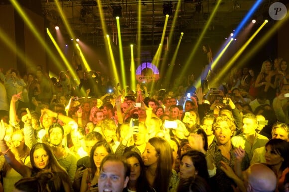 Le DJ David Guetta mixe lors d'une soirée au Gotha à Cannes le 15 août 2014.