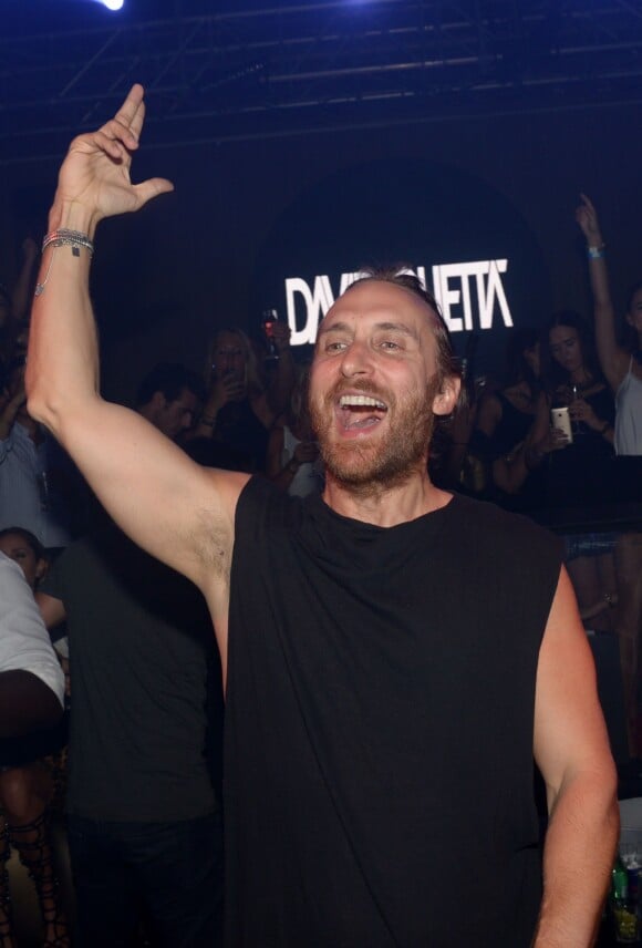 David Guetta mixe lors d'une soirée au Gotha à Cannes le 15 août 2014.