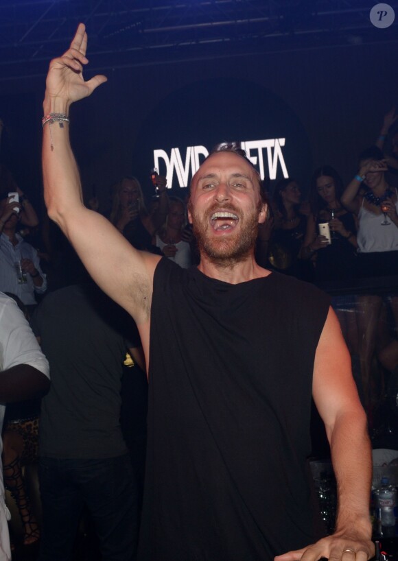 David Guetta mixe lors d'une soirée au fameux Gotha Club à Cannes le 15 août 2014.