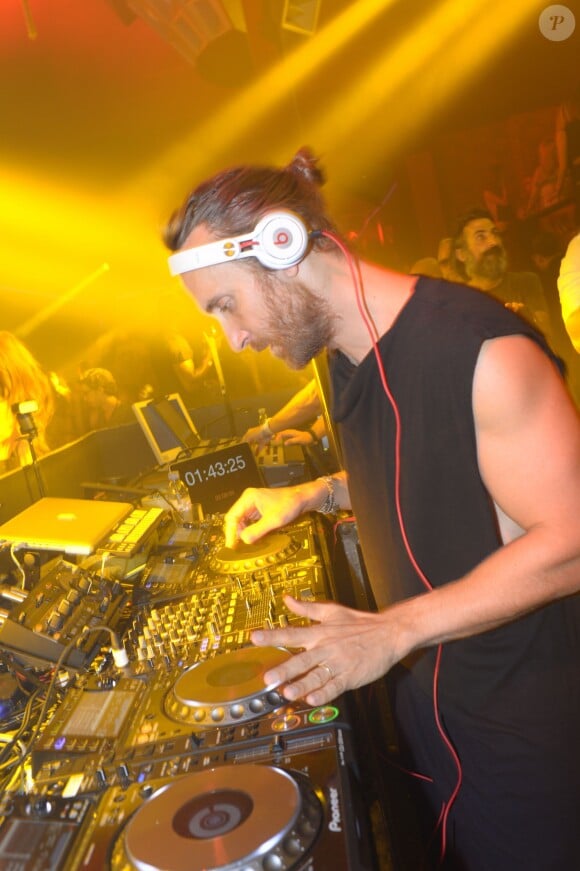 David Guetta mixe lors d'une soirée au Gotha Club à Cannes le 15 août 2014.