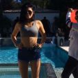 Kylie Jenner, aidée par sa mère Kris, participe au Ice Bucket Challenge, le 18 août 2014.