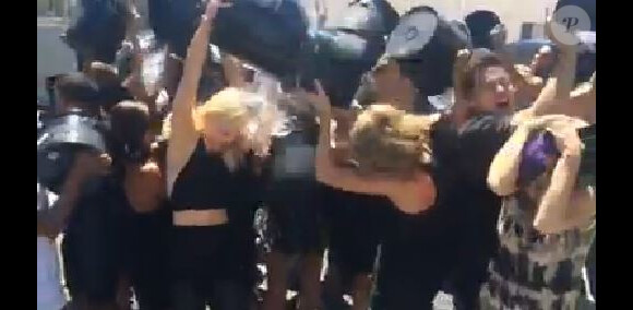 Taylor Swift participe au Ice Bucket Challenge, le 16 août 2014.