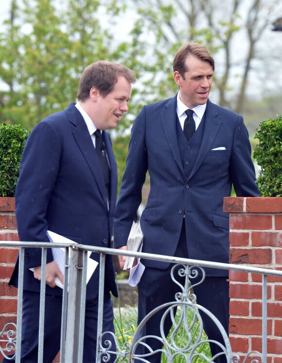 Tom Parker Bowles et Ben Elliot lors des obsèques de Mark Shand, frère de la duchesse de Cornouailles, le 1er mai 2014 à Stourpaine, en Angleterre.