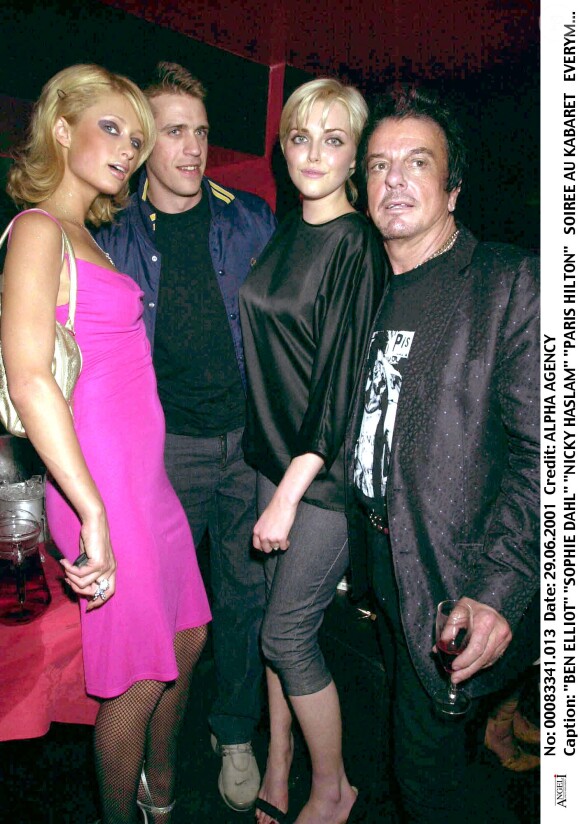 Paris Hilton, Ben Elliot, Sophie Dahl et Nicky Haslam en juin 2001 à Londres lors d'une soirée de bienfaisance