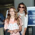  Cindy Crawford et sa fille Kaia Gerber arrivent &agrave; l'a&eacute;roport de Los Angeles le 21 juin 2014 