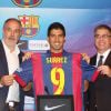 Le joueur de football uruguayen Luis Suarez a dévoilé son nouveau maillot de l'équipe du FC Barcelone à Barcelone le 19 août 2014