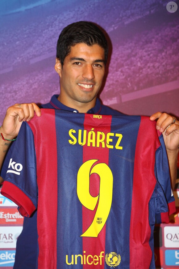 Le joueur de football uruguayen Luis Suarez a dévoilé son nouveau maillot de l'équipe du FC Barcelone, lors d'une conférence de presse au Camp Nou à Barcelone le 19 août 2014