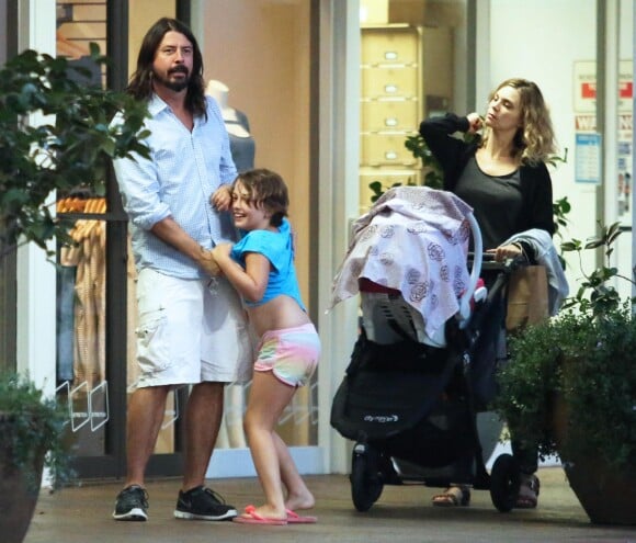 Exclusif - Dave Grohl et sa femme Jordyn Blum sont allés dîner le 19 août 2014 au restaurant à Los Angeles avec leurs filles Violet (8 ans), Harper (5 ans) et Ophélia, née le 1er août, âgée de quelques jours.