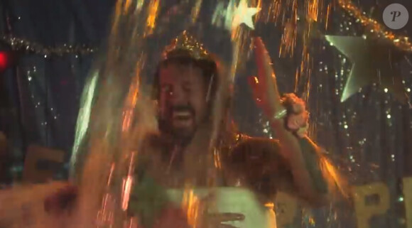 Dave Grohl des Foo Fighters s'est inspiré de Carrie pour relever l'Ice Bucket Challenge au profit de l'ALS contre la maladie de Charcot, le 19 août 2014