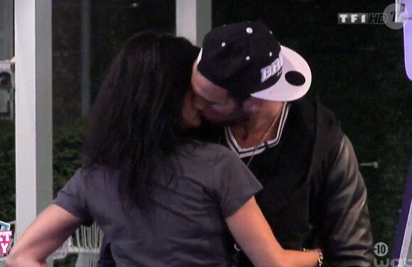 Nathalie et Aymeric s'embrassent à pleine bouche - Episode de "Secret Story 8" sur TF1. Le 21 août 2014.