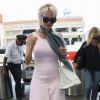 Pamela Anderson prend un vol à l'aéroport de Los Angeles, le 14 juin 2014. 