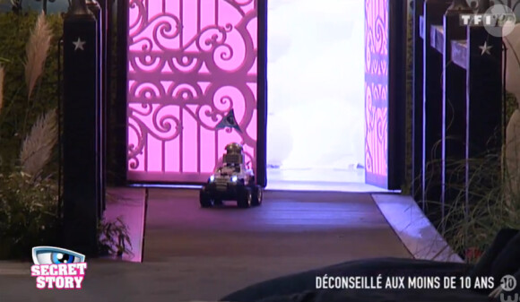 Aymeric s'empare du nouveau buzzer - Prime de "Secret Story 8" sur TF1. Vendredi 22 août 2014.