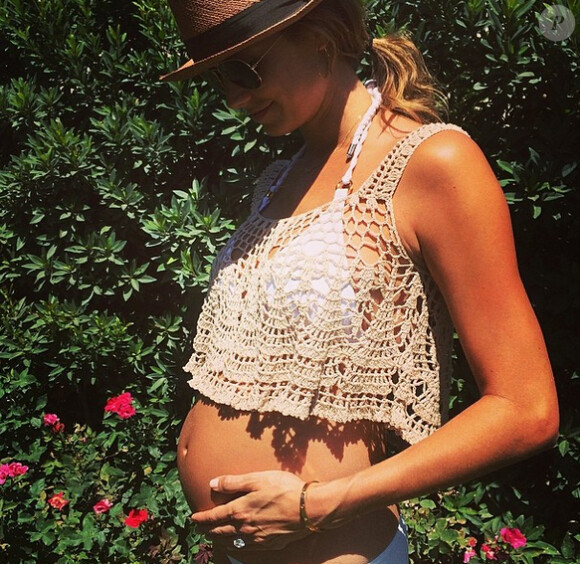 Stacy Keibler a partagé des photos sur Instagram de son baby bump en mai 2014.