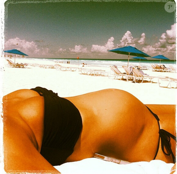 Stacy Keibler a partagé des photos sur Instagram de son baby bump à la plage en mai 2014.