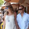 Stacy Keibler, enceinte, et son mari Jared Pobre, très souriants en sortant d'un déjeuner à Beverly Hills, le 1er août 2014. 