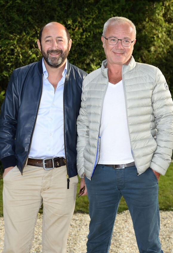 Kad Merad et Olivier Baroux posant au photocall du film "On a marché sur Bangkok" lors 7ème Festival du Film Francophone d'Angoulême, à Angoulême, le 23 août 2014.