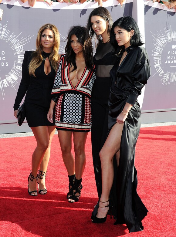 Carla DiBello, Kim Kardashian, Kendall et Kylie Jenner assistent aux MTV Video Music Awards 2014 au Forum. Inglewood, Los Angeles, le 24 août 2014.