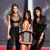 Kendall Jenner, Kim Kardashian et Kylie Jenner assistent aux MTV Video Music Awards 2014 au Forum. Inglewood, Los Angeles, le 24 août 2014.