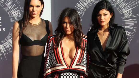 Kim Kardashian très décolletée, Kendall et Kylie Jenner : Trio sexy aux MTV VMA