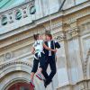 Tom Cruise, Rebecca Ferguson et Christopher McQuarrie lors du tournage du film "Mission Impossible 5" sur le toit de l'opéra à Vienne, le 22 août 2014.
