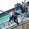 Tom Cruise, Rebecca Ferguson et Christopher McQuarrie lors du tournage du film "Mission Impossible 5" sur le toit de l'opéra à Vienne, le 22 août 2014.