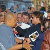 Tom Cruise signe des autographes sur le tournage du film "Mission Impossible 5" sur le toit de l'opéra à Vienne, le 22 août 2014.