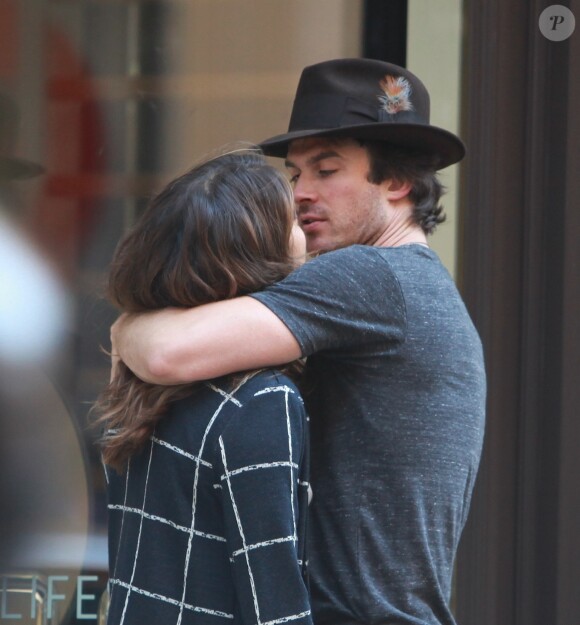 Ian Somerhalder et Nikki Reed s'embrassent dans les rues de New York, le 24 août 2014.
