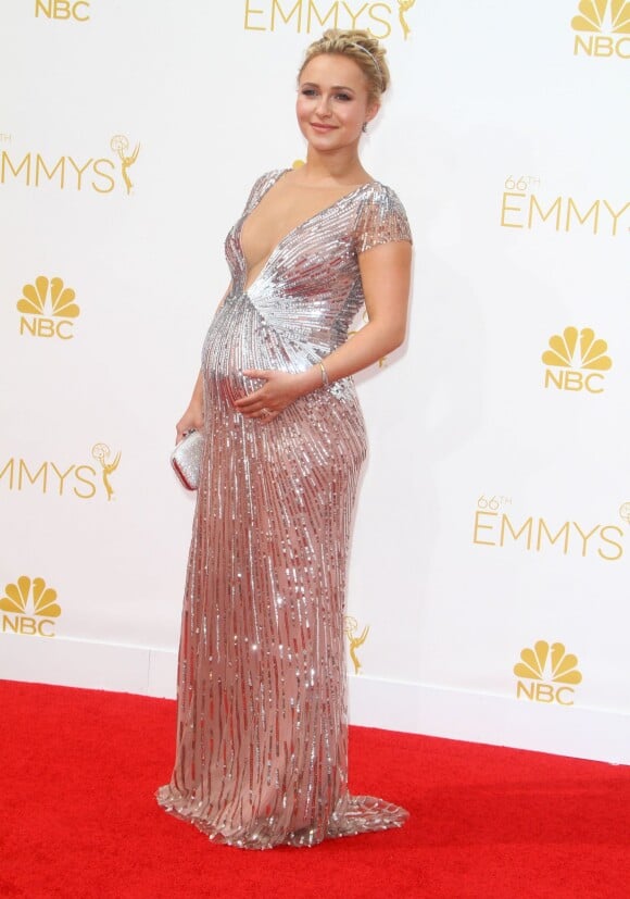 Hayden Panettiere, enceinte, lors de la 66e cérémonie annuelle des Emmy Awards au Nokia Theatre à Los Angeles, le 25 août 2014. 