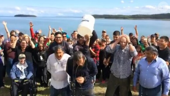 Leonardo DiCaprio réalise l'Ice Bucket Challenga en Alberta (Canada).
