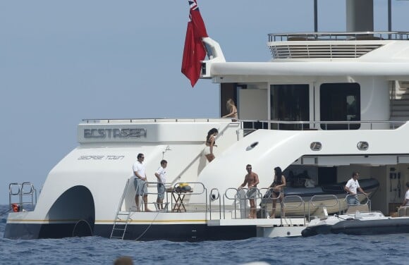 Selena Gomez et Cara Delevingne fêtent leurs 22 ans sur un yacht de luxe