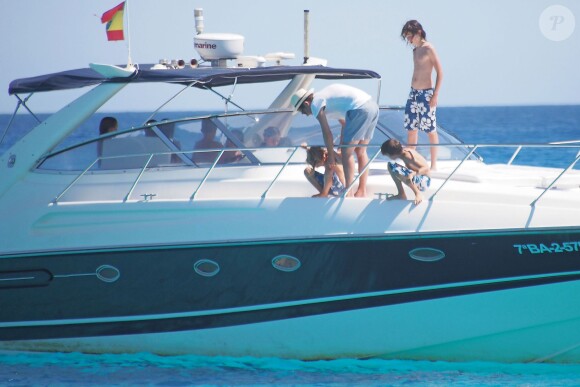 Liv Tyler, son compagnon Dave Gardner et son fils Milo Langdon en vacances à Formentera, le 26 août 2014.