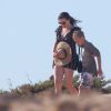 Liv Tyler et son fils Milo Langdon sont en vacances à Formentera, le 25 août 2014.