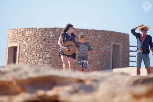 Liv Tyler et son fils Milo en vacances à Formentera, le 25 août 2014.