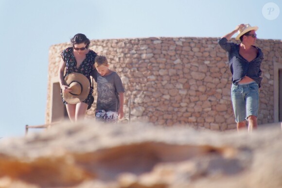 Liv Tyler, son compagnon Dave Gardner et son fils Milo Langdon sont en vacances à Formentera, le 25 août 2014.