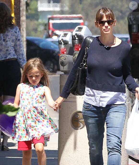 Exclusif - Jennifer Garner fait du shopping avec sa fille Seraphina à Brentwood, le 28 août 2014.
