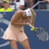 Caroline Wozniacki : La jolie blonde se coince la tresse dans sa raquette