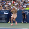 Caroline Wozniacki enroule sa longue natte autour du manche de sa raquette, le 28 août 2014 lors de l'US Open de New York