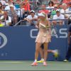 Caroline Wozniacki enroule sa longue natte autour du manche de sa raquette, le 28 août 2014 lors de l'US Open de New York